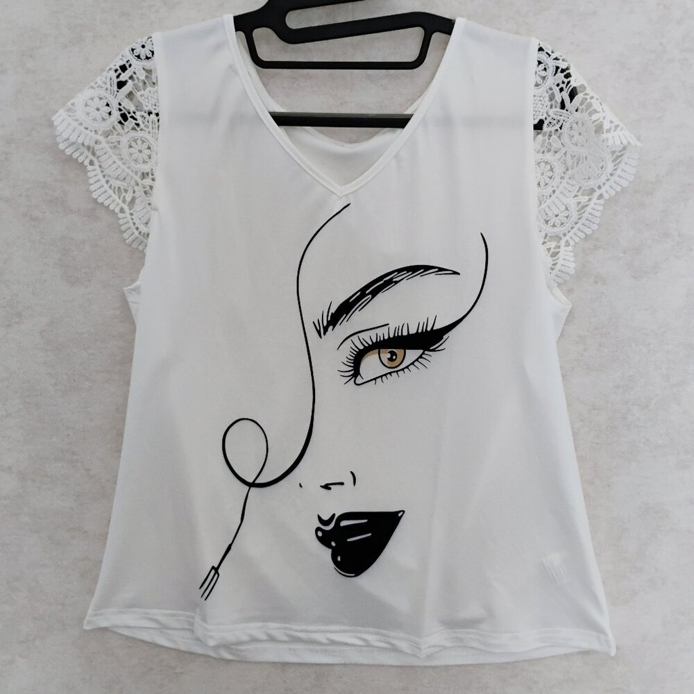 Artistic White Lace Sleeve Abstract Face V-neck Top Size Medium NEW